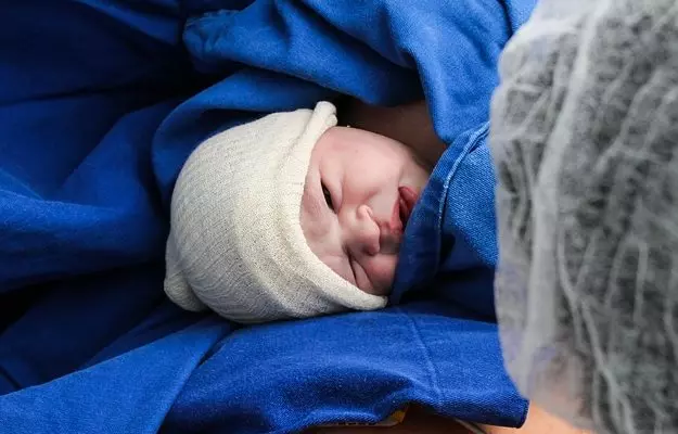 दिल्ली में कोरोना वायरस से संक्रमित महिला ने स्वस्थ बच्चे को जन्म दिया, जानें कैसे की गई डिलीवरी