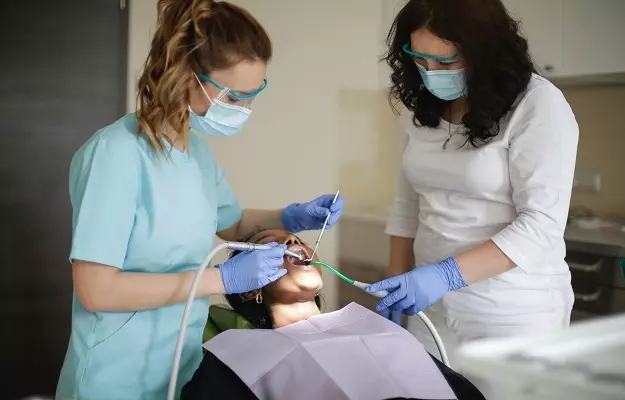 कोविड-19: महामारी के दौरान संक्रमण से बचने के लिए दंत चिकित्सक इन बातों का रखें ध्यान
