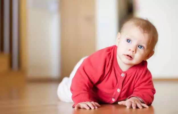7 महीने के शिशु का विकास और उसकी देखभाल से जुड़ी अहम बातें - Baby development at 7 month in Hindi
