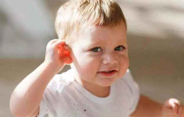 बच्चों के कान बहने का कारण और इलाज - Ear Discharge in Kids in Hindi