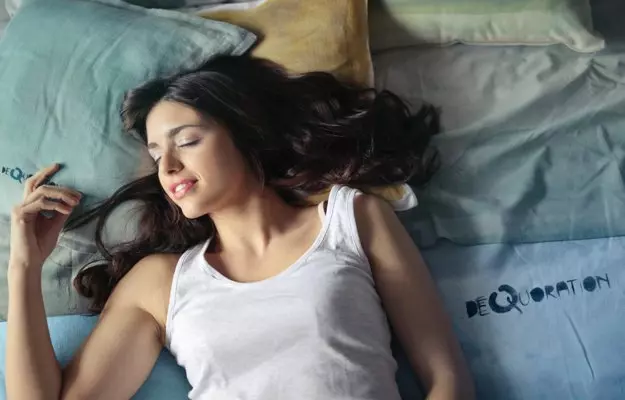 जमीन पर सोने के फायदे और नुकसान - Benefits and side effects of sleeping on the floor in Hindi