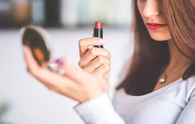 लिपस्टिक लगाने के होते हैं ये नुकसान - Side effects of applying lipstick in hindi