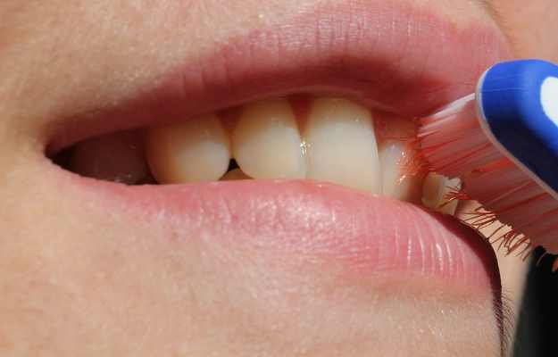 दांतों की सड़न से बचने और दूर करने के घरेलू उपाय