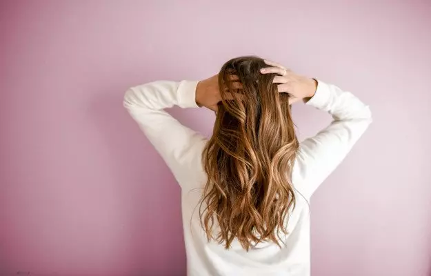 बालों में गर्म तेल से मालिश करके पाएं कई लाभ - Hot oil massage for hair benefits in Hindi