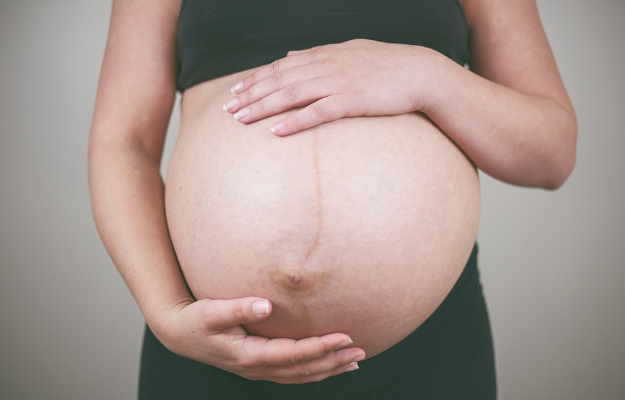 प्रेगनेंसी में पेट पर लाइन क्यों बनती है? - Linea nigra during pregnancy in hindi