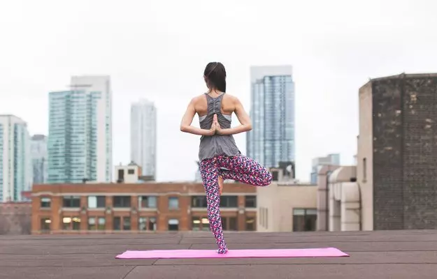 चार मिनट का योगाभ्यास जो आपके हाथ पतले करेगा - Five Minute Yoga Routine For Slim Arms In Hindi