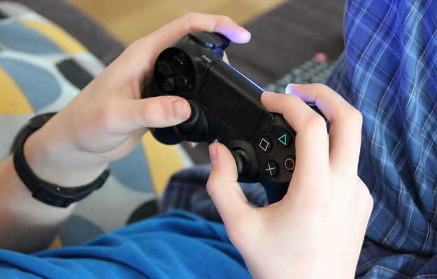 बच्चों के लिए वीडियो गेम खेलने के फायदे और नुकसान - Benefits and side effects of kids playing video games in Hindi