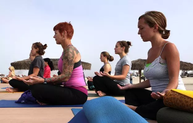 सीखें पेट संबंधी विकार से राहत के लिए योग इस वीडियो में - Yoga Video For Stomach Disorders in Hindi