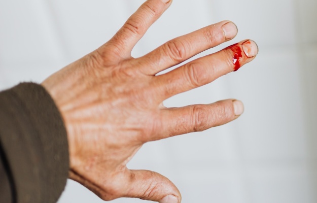 How does diabetes affect wound healing?