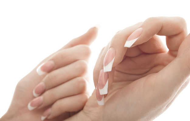 नाखून कमजोर होने के कारण और मजबूत करने के घरेलू उपाय, तरीके - Causes of  weak nails and how to strengthen them in Hindi