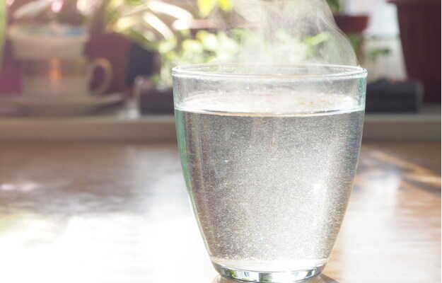 बवासीर में गर्म पानी पीने के फायदे - Is warm water good in piles in Hindi