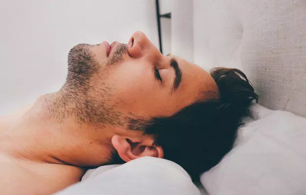 सेक्स के बाद क्यों सो जाते हैं पुरुष - Why do men sleep after sex in Hindi