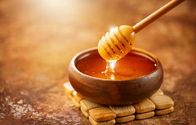 नाभि में शहद लगाने के फायदे - Benefits of applying honey on navel in Hindi