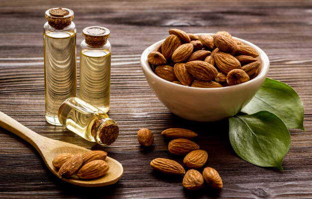 नाभि में बादाम का तेल लगाने के फायदे - Benefits of applying almond oil on the navel in Hindi
