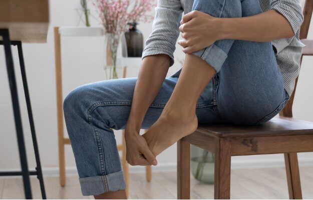 महिलाओं के पैरों में दर्द के कारण व इलाज - Causes and treatment for foot pain in women in Hindi