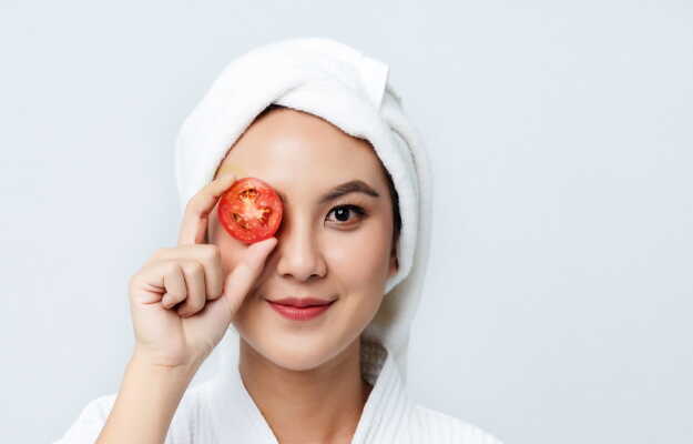 चेहरे पर टमाटर लगाने के फायदे - Benefits of applying tomato on face in Hindi
