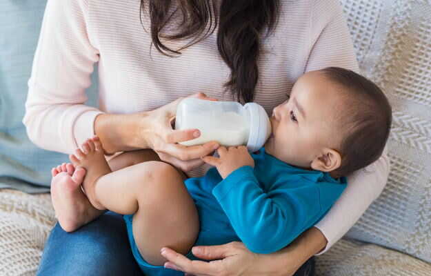 दूध की बोतल छुड़ाने का सही समय व तरीका - How to stop baby bottle feeding in Hindi