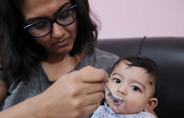 क्या शिशु को चांदी के बर्तन में खिलाना सही है? - Are silver utensils harmful for babies in Hindi
