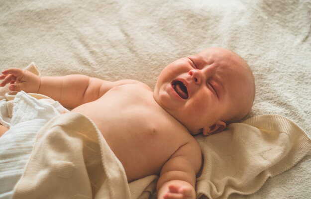 बच्चे नींद में रोएं, तो कैसे चुप कराएं - How to pacify babies when they cry in sleep in Hindi