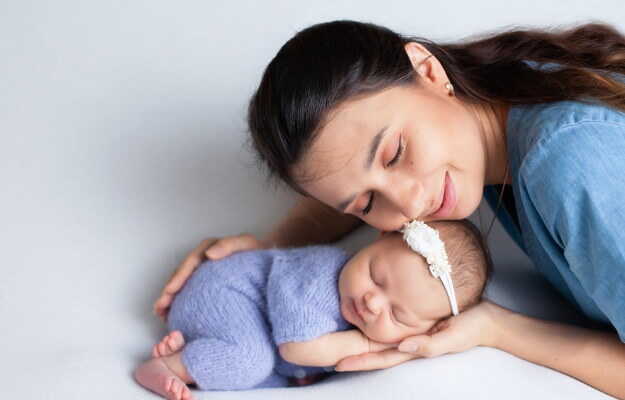 डिलीवरी के बाद चेहरे पर क्या लगाएं? - Postpartum skin care in Hindi