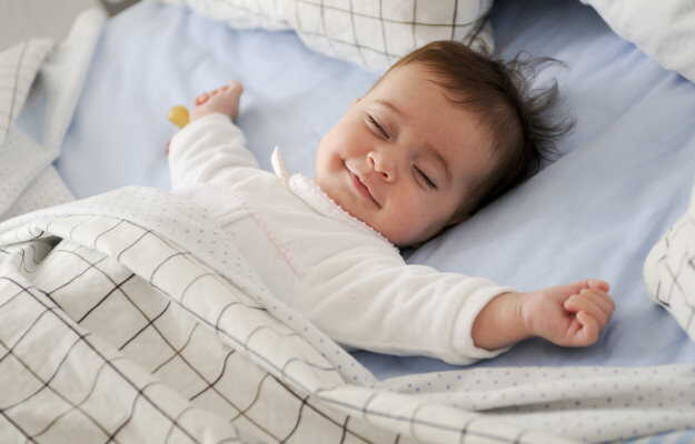 बच्चे को पूरी रात सुलाने के तरीके - Tips to make baby sleep through the night in Hindi