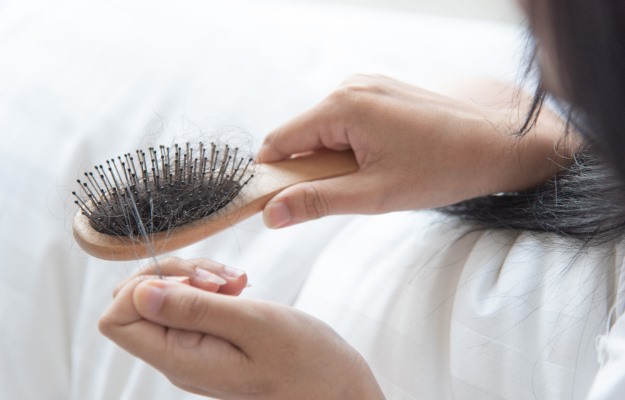 बाल झड़ने या गिरने से बचाव, इलाज, हेयर फॉल टिप्स - Hair fall prevention,  treatment, solutions and tips in Hindi