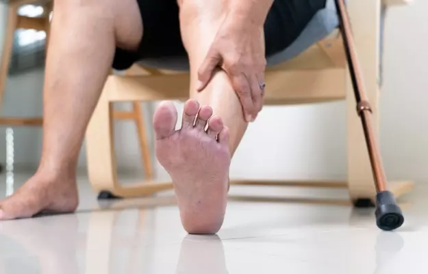 डायबिटीज में पैर फूलने के कारण व इलाज - Swollen feet from diabetes causes and treatment in Hindi