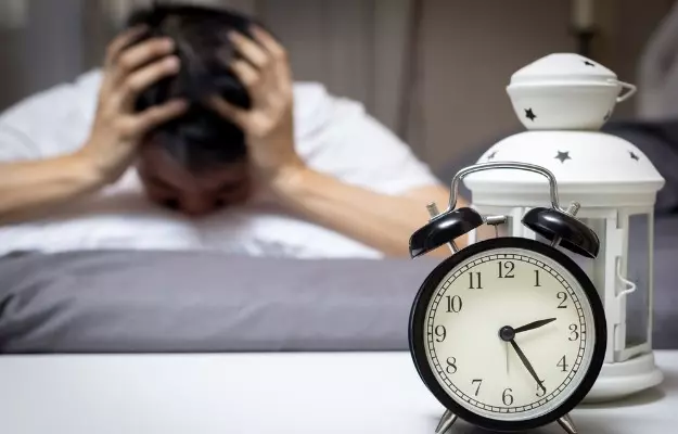 सर्कैडियन रिदम स्लीप डिसऑर्डर के लक्षण, कारण व इलाज - Circadian rhythm sleep disorder symptoms, causes and treatment in Hindi