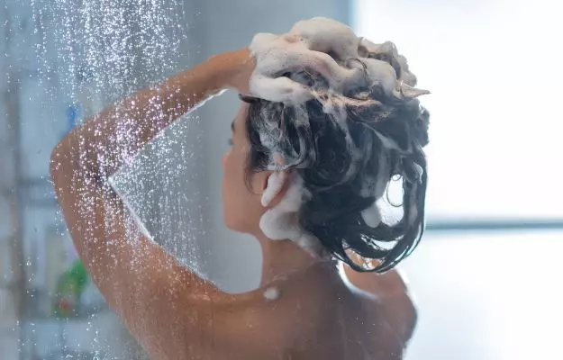 बालों को शैंपू करने से पहले जानें शहनाज हुसैन के टिप्स - Shahnaz husain shampoo tips in Hindi