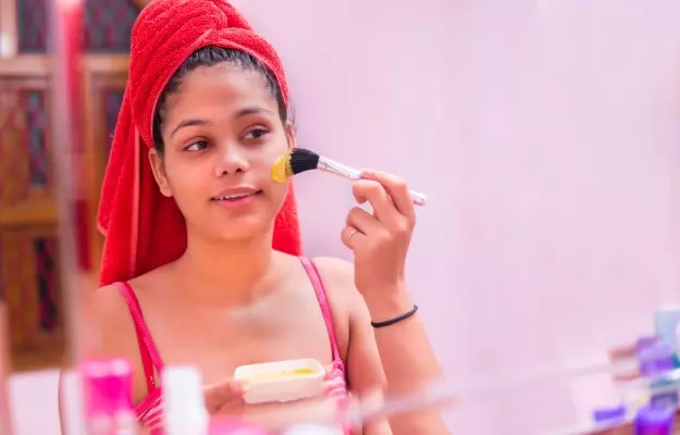 बेसन से पाएं चमकती त्वचा - Besan benefits for glowing skin in Hindi