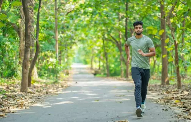 वजन घटाने के लिए रनिंग और वॉकिंग में से क्या बेहतर है? - Is walking or running better for weight loss in Hindi