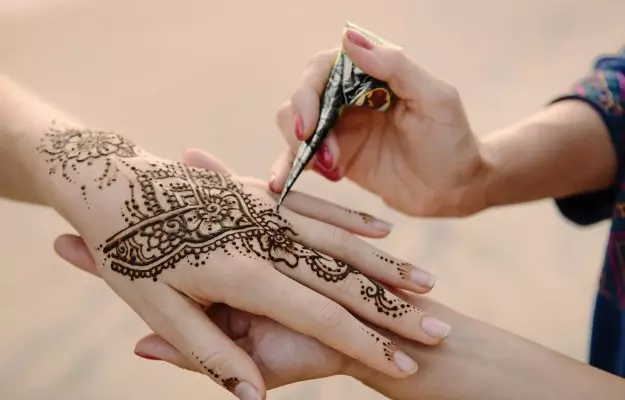 Mehndi Designs for Sawan 2020 | sawan 2020 mehndi design henna design for  hands, सावन में ट्राइ करें मेहंदी के ये खूबसूरत डिजाइन, जानें खास टिप्स