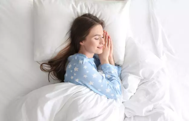 बेहतर पाचन के लिए सोने का सही तरीका - Best sleeping position for digestion in Hindi
