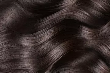 बालों को झड़ने से रोकने के लिए 10 शैम्पू