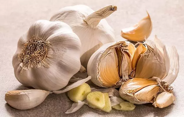 खाली पेट लहसुन खाने का तरीका और फायदे - Eating Garlic in Empty Stomach Benefits, How to Eat in Hindi