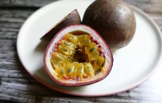 कृष्णा फल (पैशन फ्रूट) के फायदे और नुकसान - Passion fruit benefits and side effects in Hindi