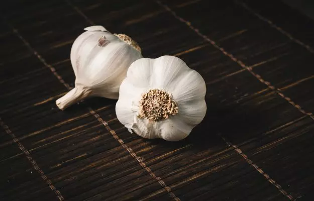 Garlic benefits for hair