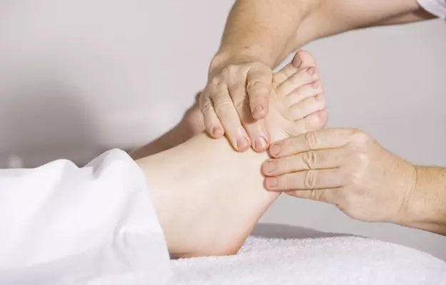 पैरों की मसाज करने का तरीका, आयल और फायदे - Foot massage in Hindi