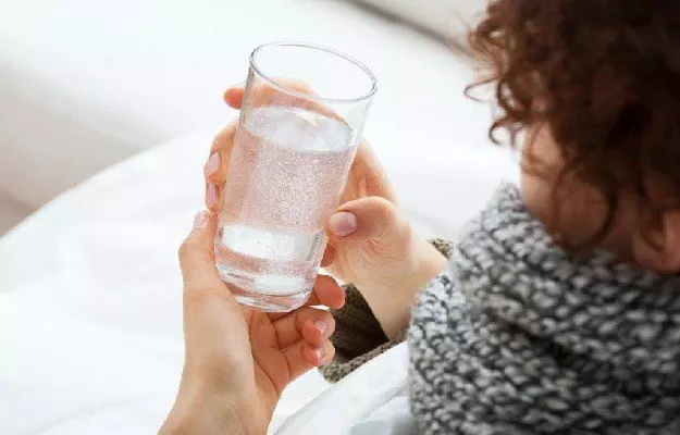 गुनगुना पानी पीने के फायदे - Benefits of Drinking Lukewarm Water in Hindi