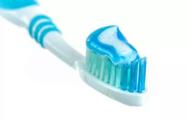 टूथपेस्ट के हैरान कर देने वाले पाँच फायदे