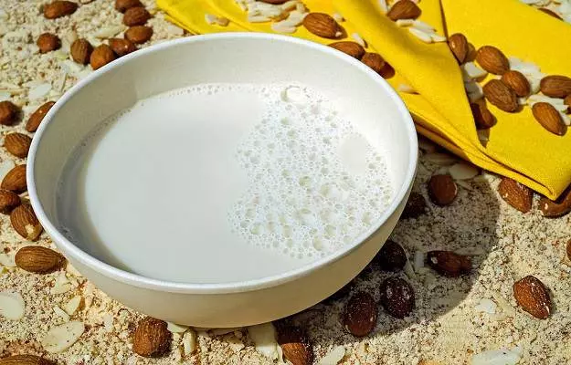 बादाम के दूध के फायदे और नुकसान - Almond Milk Benefits and Side Effects in Hindi