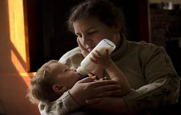 बच्चे को बोतल से दूध पिलाना  - Bottle feeding tips in Hindi