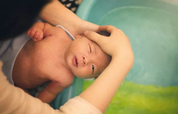 नवजात शिशु को नहलाना  - Bathing newborn babies in Hindi