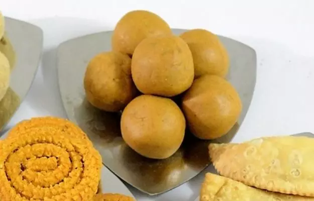 बेसन के लड्डू बनाने की विधि - Besan ladoo recipe in hindi