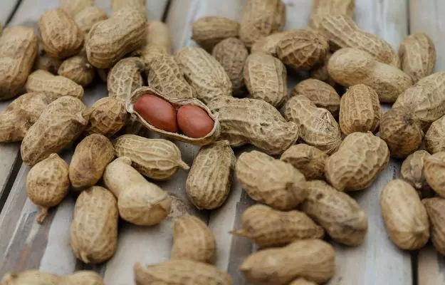 Peanuts (Mungfali) Benefits, Uses and Side Effects