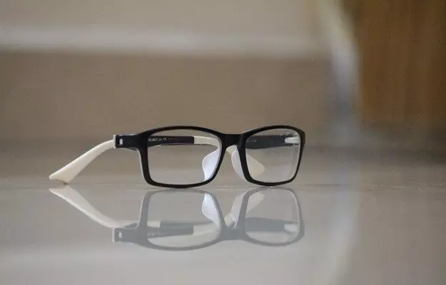 चश्मे के निशान कैसे हटाएं - How to get rid of spectacles marks on nose in Hindi