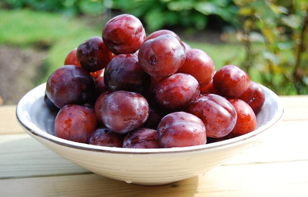 आलूबुखारा के फायदे और नुकसान - Plum (Alubukhara) Benefits And Side Effects In Hindi