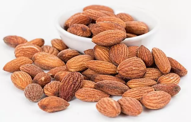 त्वचा पर बादाम लगाने के फायदे - Benefits of almond for skin and face in Hindi