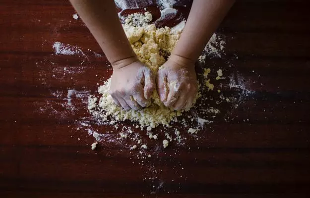फेस पर बेसन लगाने के फायदे - Benefits of gram flour for face in Hindi