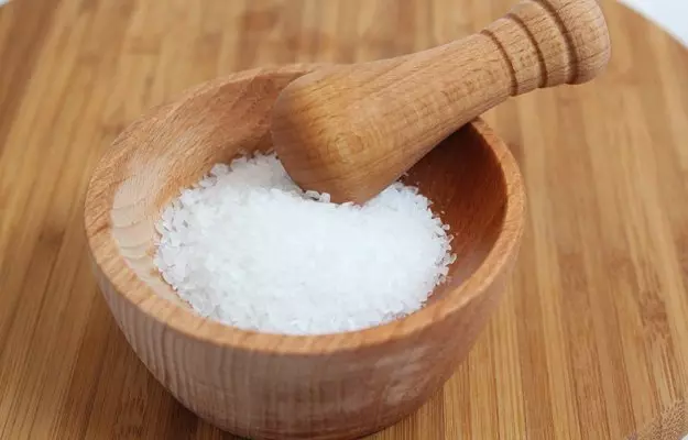 त्वचा पर साल्ट स्क्रब लगाने के फायदे - Benefit of salt scrub in hindi